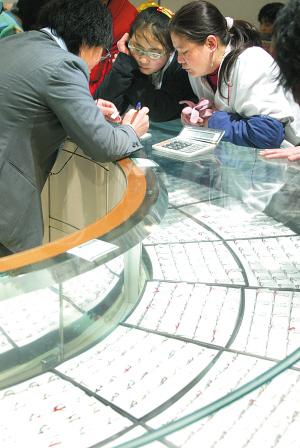 據了解,從今天開始,本市部分大金店和商場銷售的鉑金飾品零售價格將從