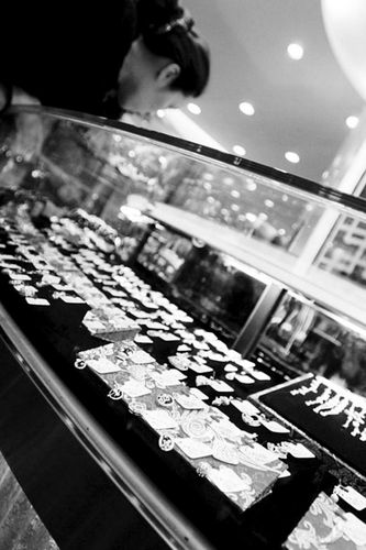 尤其是貴過黃金的鉑金"跌跌不休",直接導致鉑金飾品零售市場價格節節