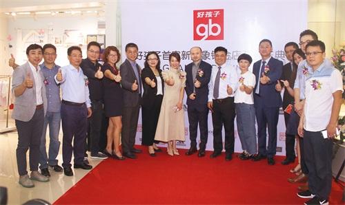 零售平臺(tái)及生活方案提供商好孩子,在深圳萬(wàn)象城四樓舉辦全國(guó)首家鉑金